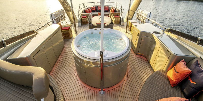 ISA120_Yacht_Charter_Ibiza_Mallorca_flybridge_jacuzzi