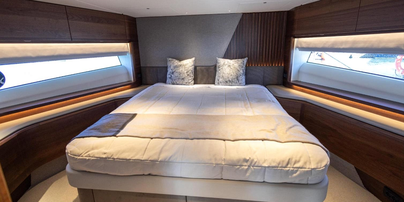 Princess_S72_Negotiator1_Yacht_Charter_Mallorca_VIP_Cabin