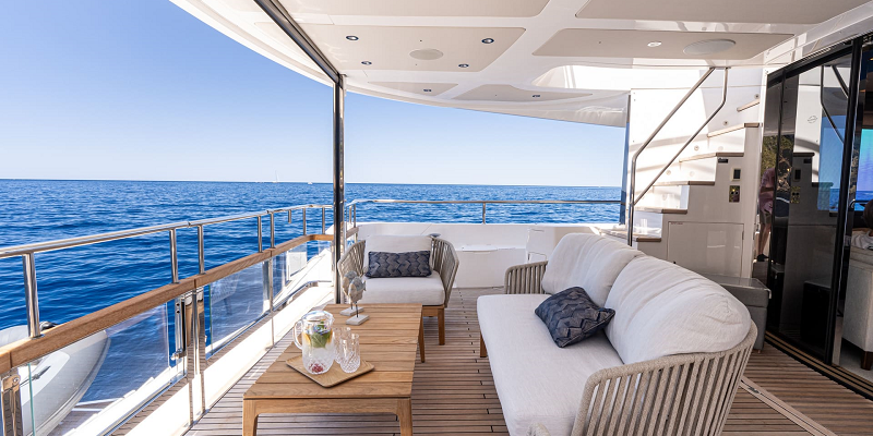 Yacht for charter in Mallorca Sunseeker 88 Moonlight aft seating