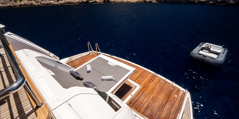 Yacht for charter in Mallorca Sunseeker 88 Moonlight bathing platform