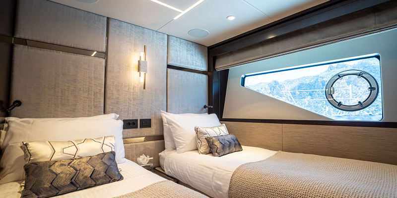 Yacht for charter in Mallorca Sunseeker 88 Moonlight cabin twin