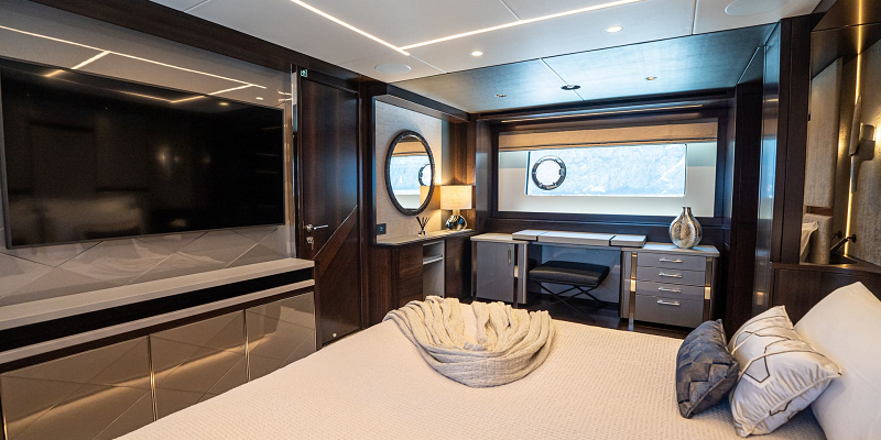 Yacht for charter in Mallorca Sunseeker 88 Moonlight cabins