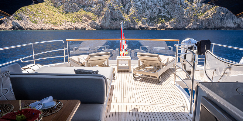 Yacht for charter in Mallorca Sunseeker 88 Moonlight flybridge close up