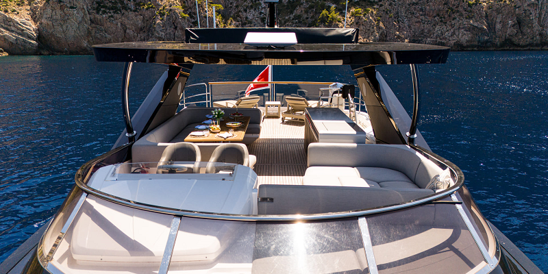 Yacht for charter in Mallorca Sunseeker 88 Moonlight flybridge