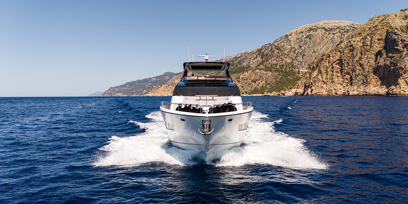 Yacht for charter in Mallorca Sunseeker 88 Moonlight head on view