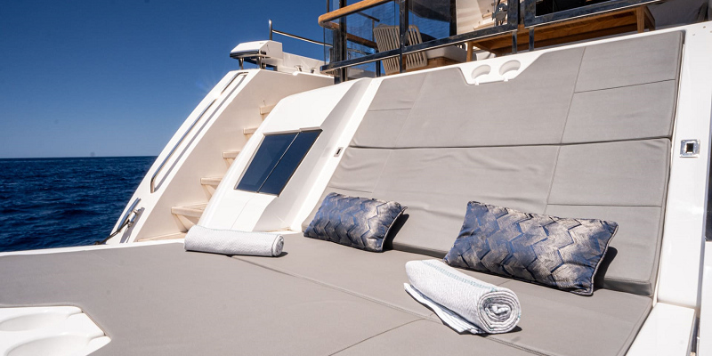 Yacht for charter in Mallorca Sunseeker 88 Moonlight sunbathing on bathing platform