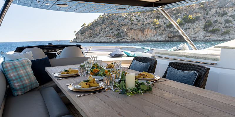 Yacht_Charter_Mallorca_Sunseeker_Best_of_Me Flybridge lunch